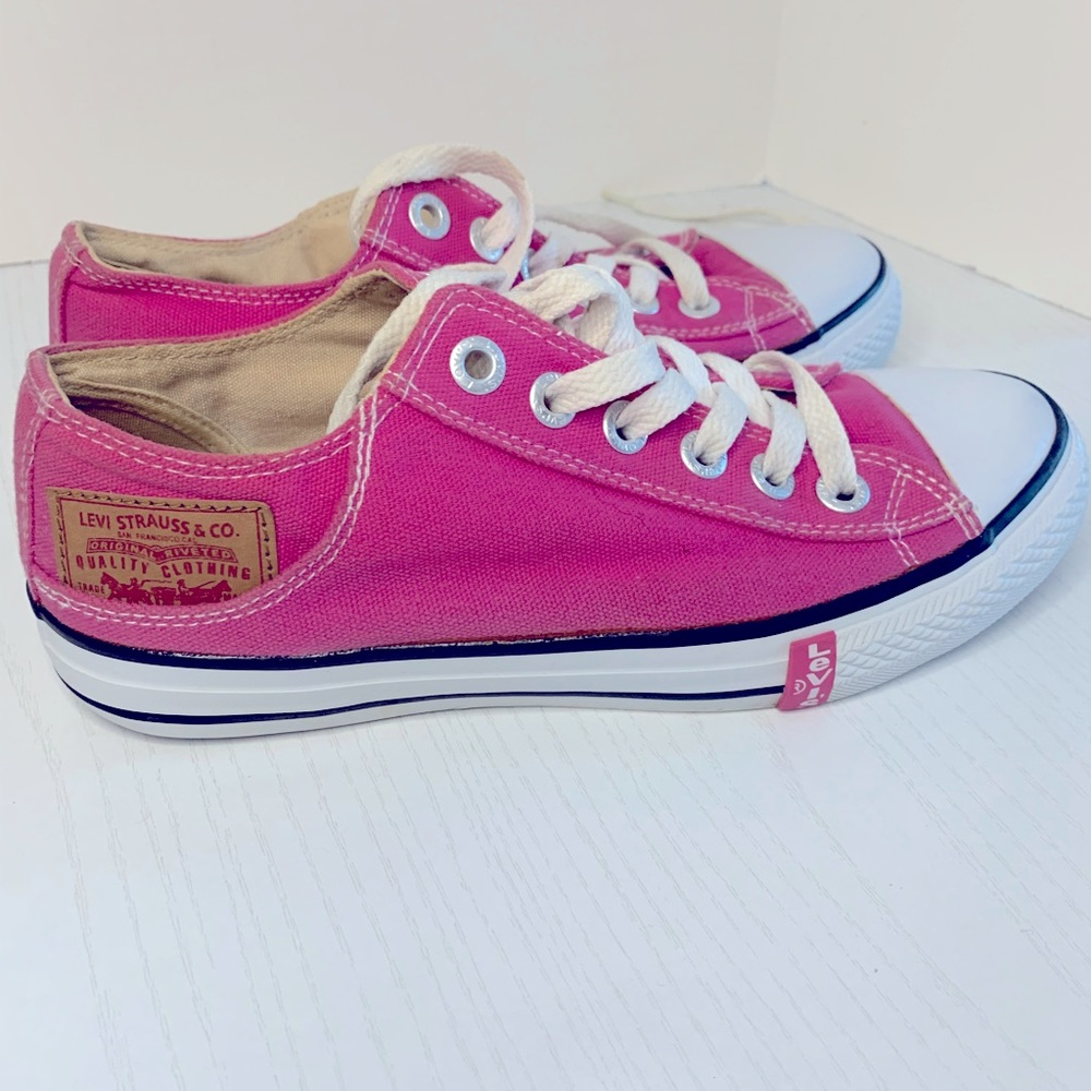 Gently used pink Levis converse women’s sneakers